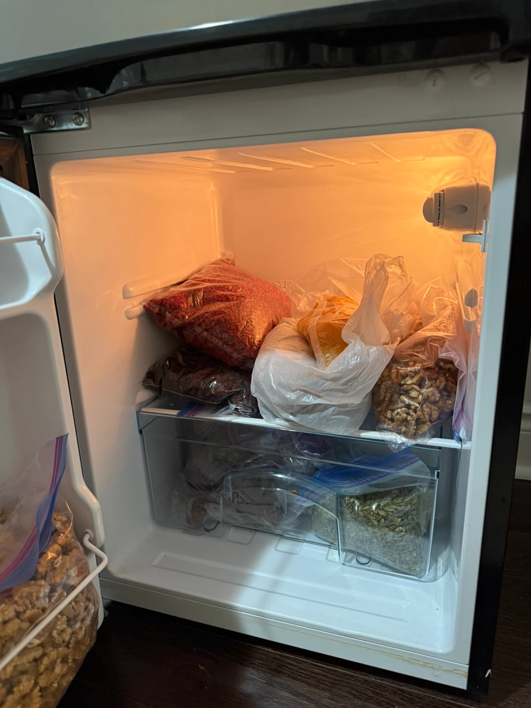 MOVING SALE - Danby Designer Mini Fridge & Freezer - photo 4