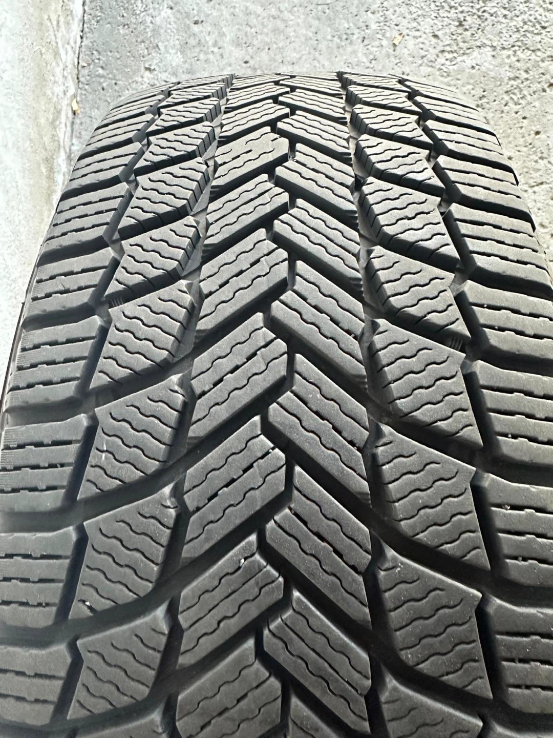 Michelin X-Ice Snow 235/45R18 Tire | 90-95% Tread