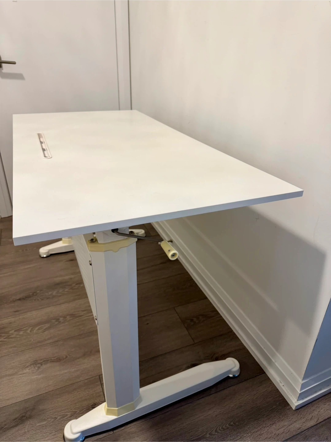 White Adjustable Height Desk (Manual) - photo 2