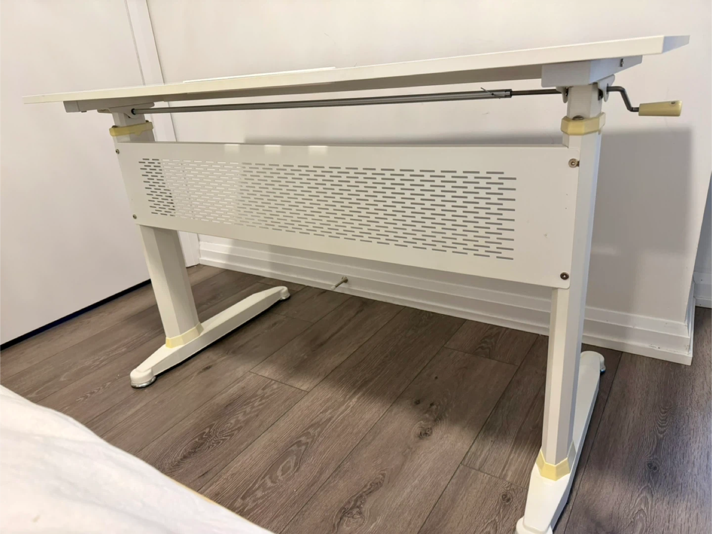 White Adjustable Height Desk (Manual) - photo 4