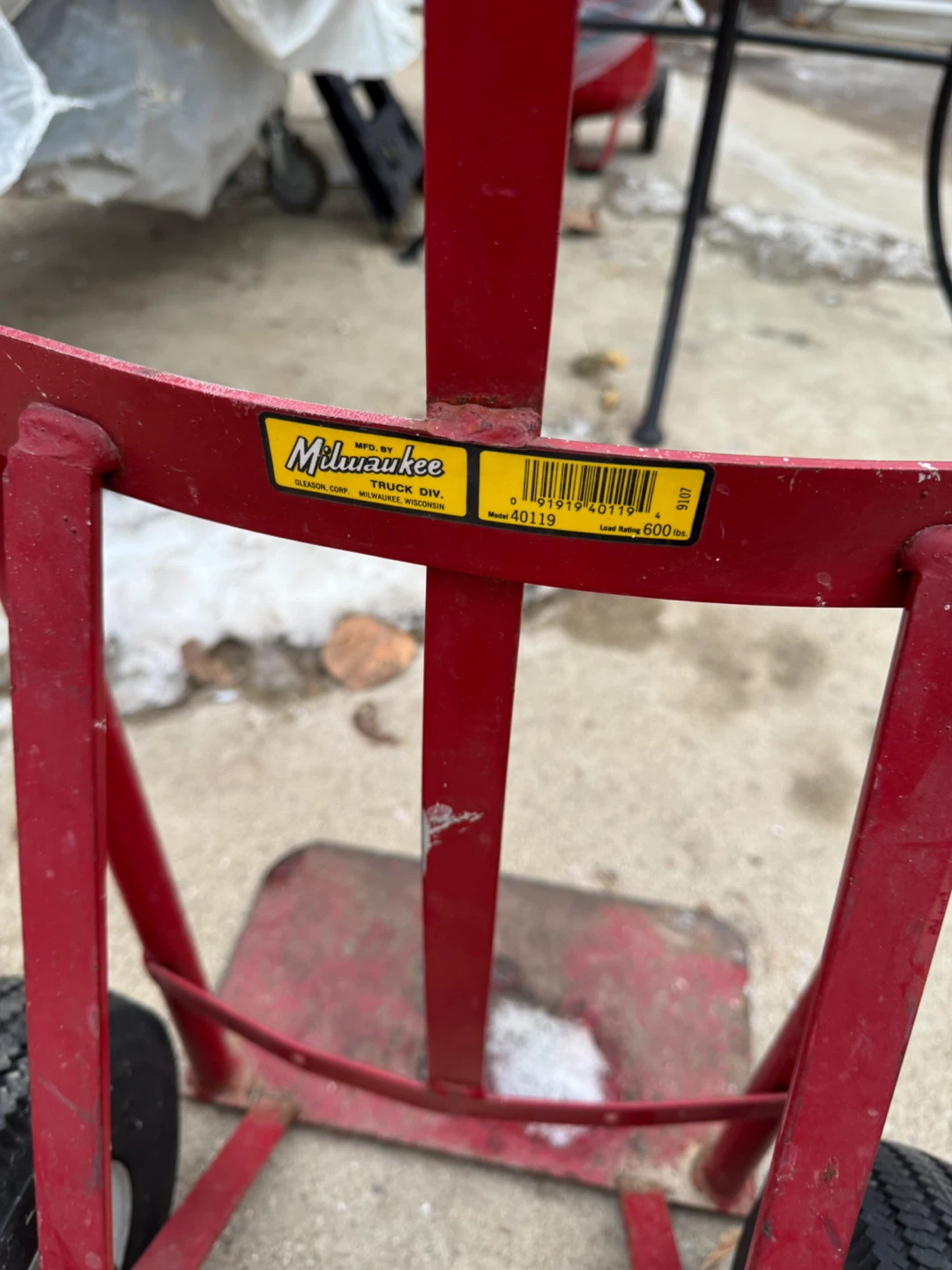 Milwaukee Heavy Duty Hand Truck - 600lbs Capacity - photo 3