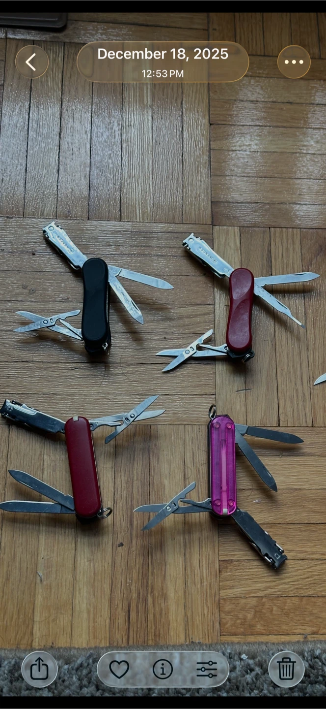 4 Victorinox Swiss Army 1 for 25$. 4 for 80 - photo 2