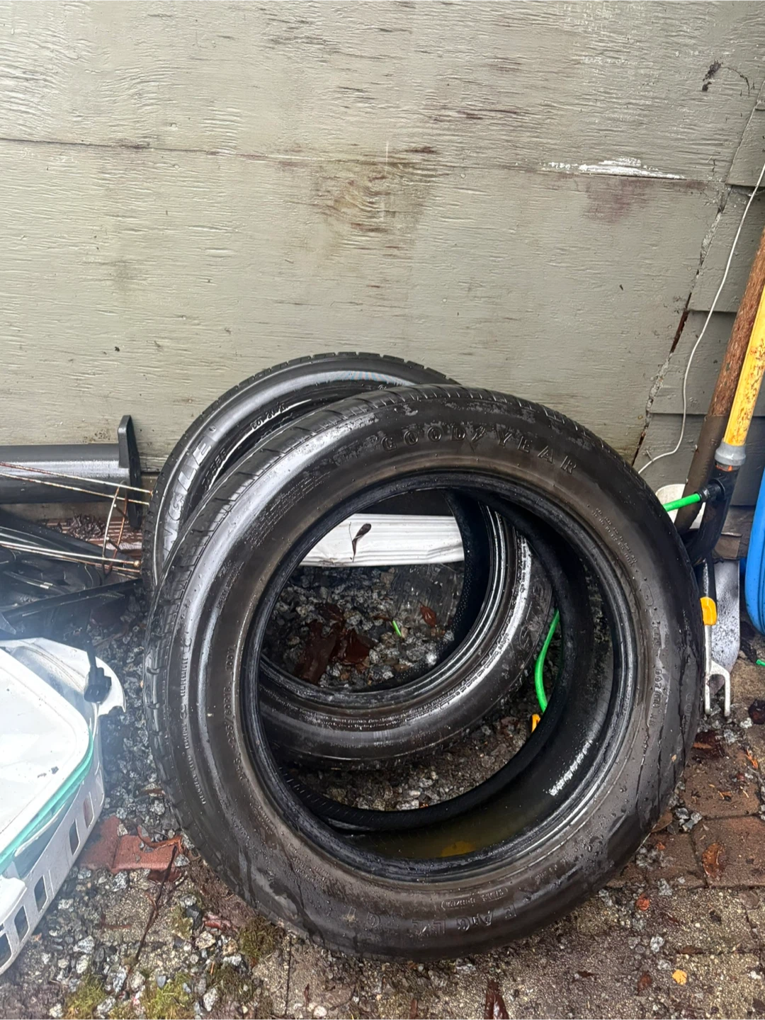 Singular tires