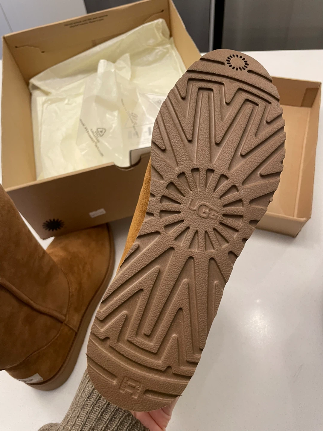 UGG W Amie Chestnut Boots - Size 8 - photo 3