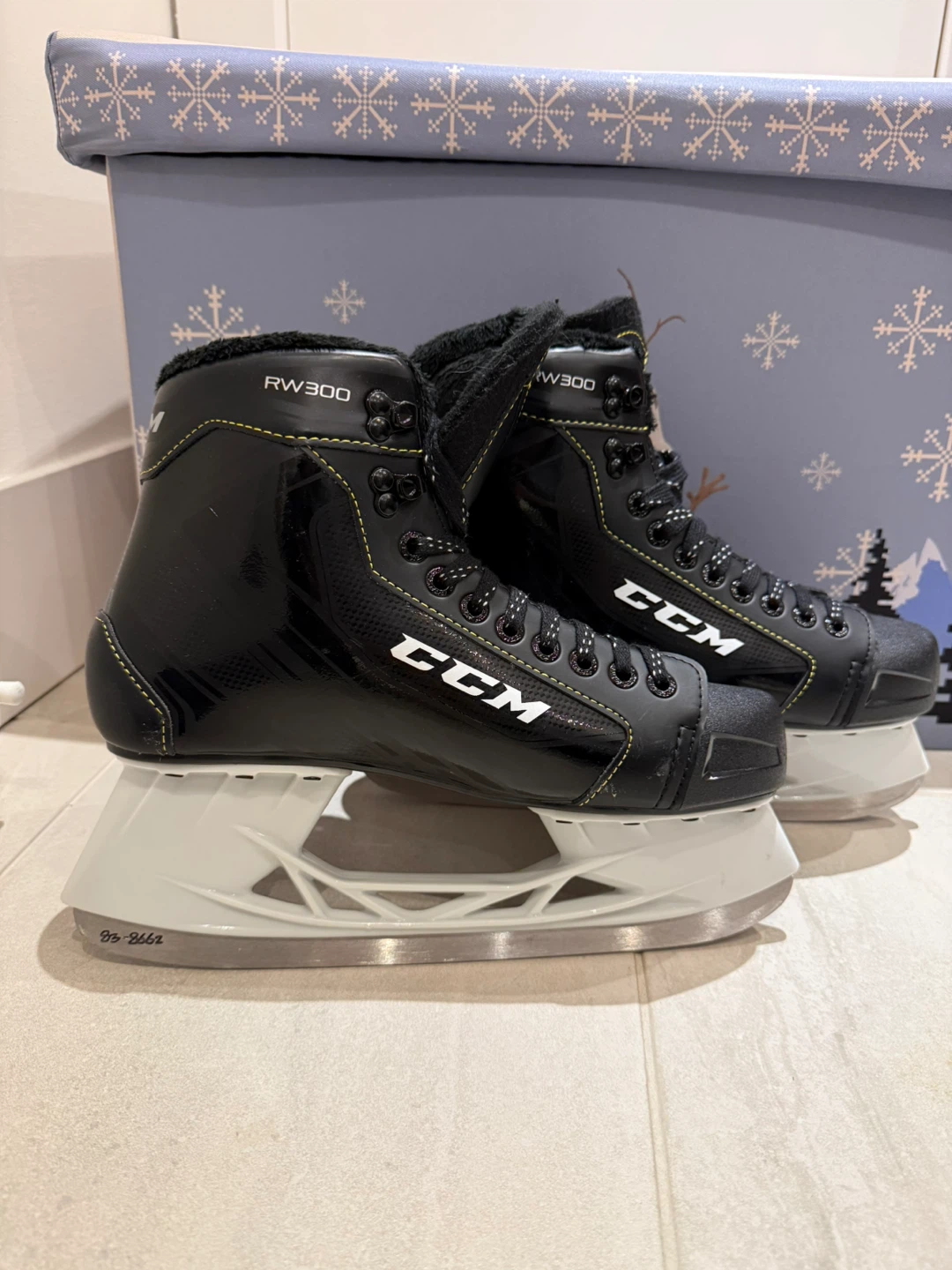 CCM RW300 Men's Senior Recreational Ice Skates, Black, Sizes 9