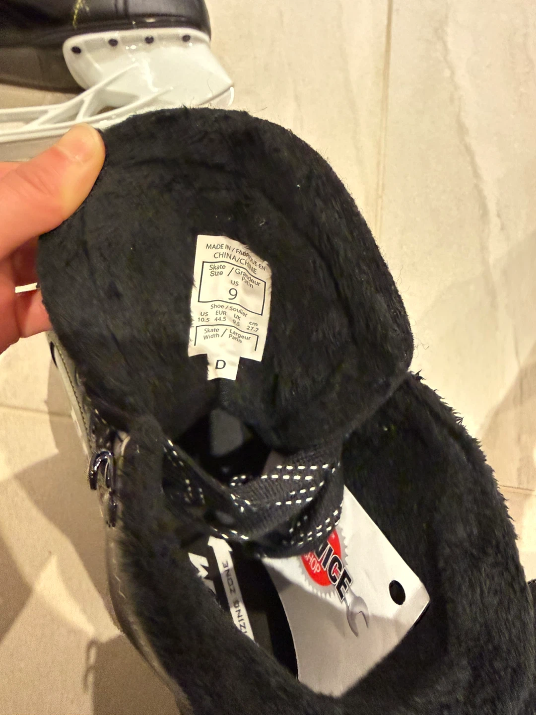 CCM RW300 Men's Senior Recreational Ice Skates, Black, Sizes 9 - photo 3