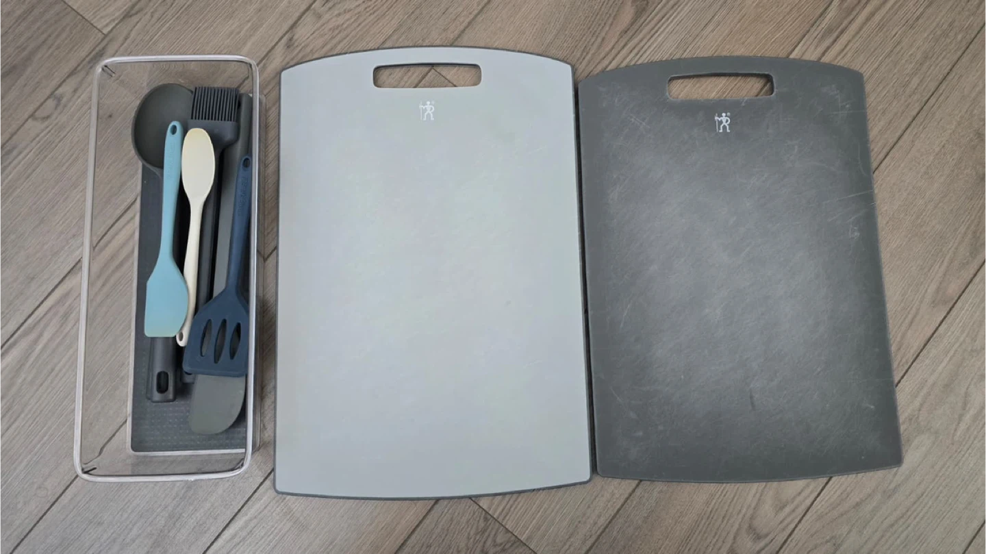 Set of silicone spoons, chopping board & organizer