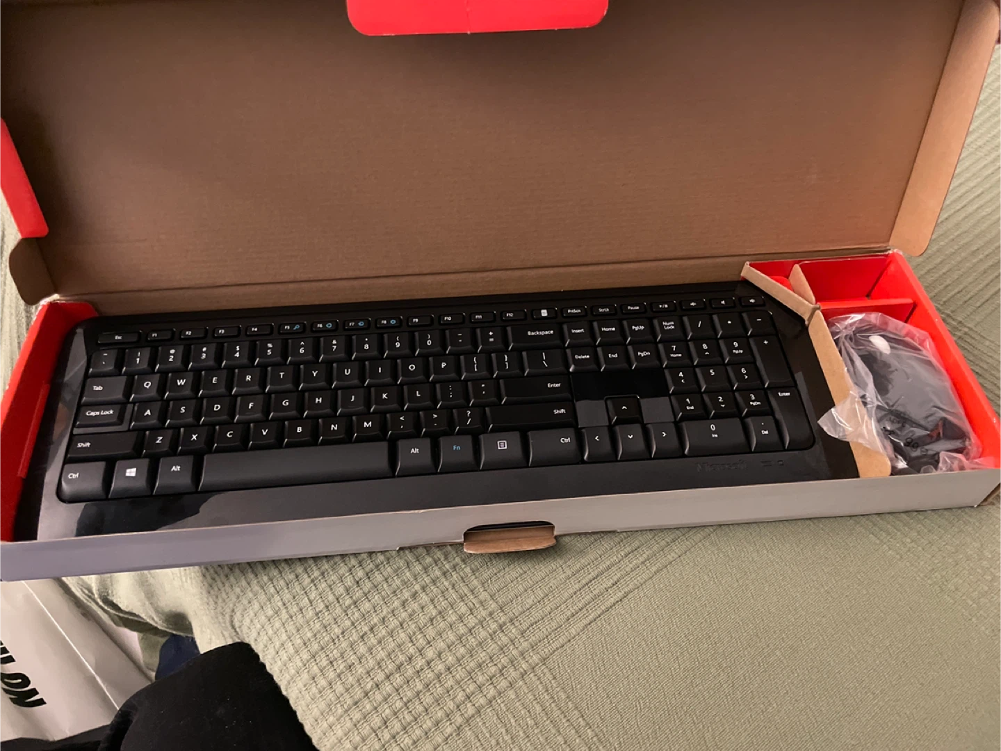 New Microsoft Wireless 800 Desktop Keyboard Mouse - photo 3