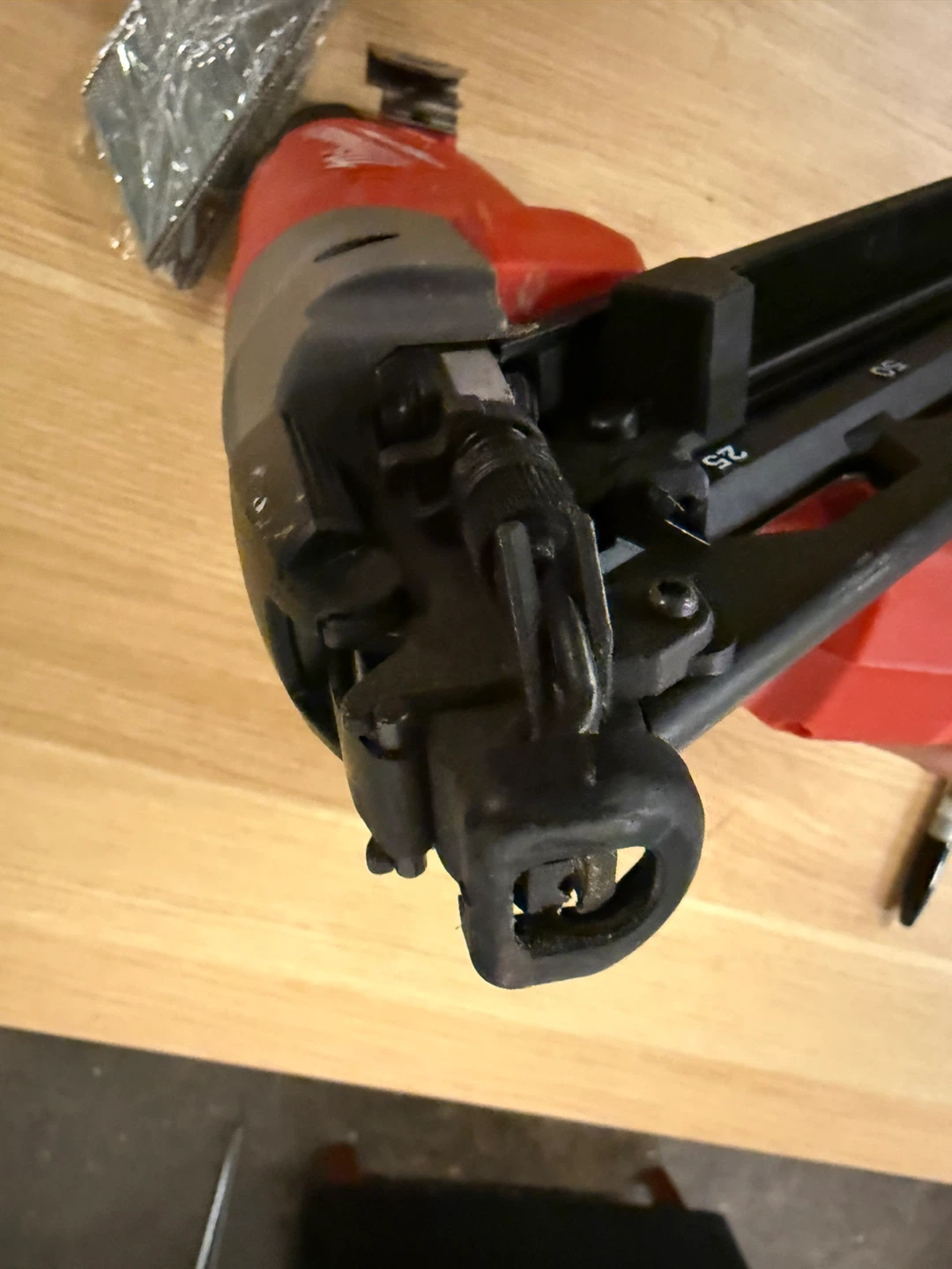 Milwaukee M18 FUEL 15ga Angled Finish Nailer (2743-20) - photo 3