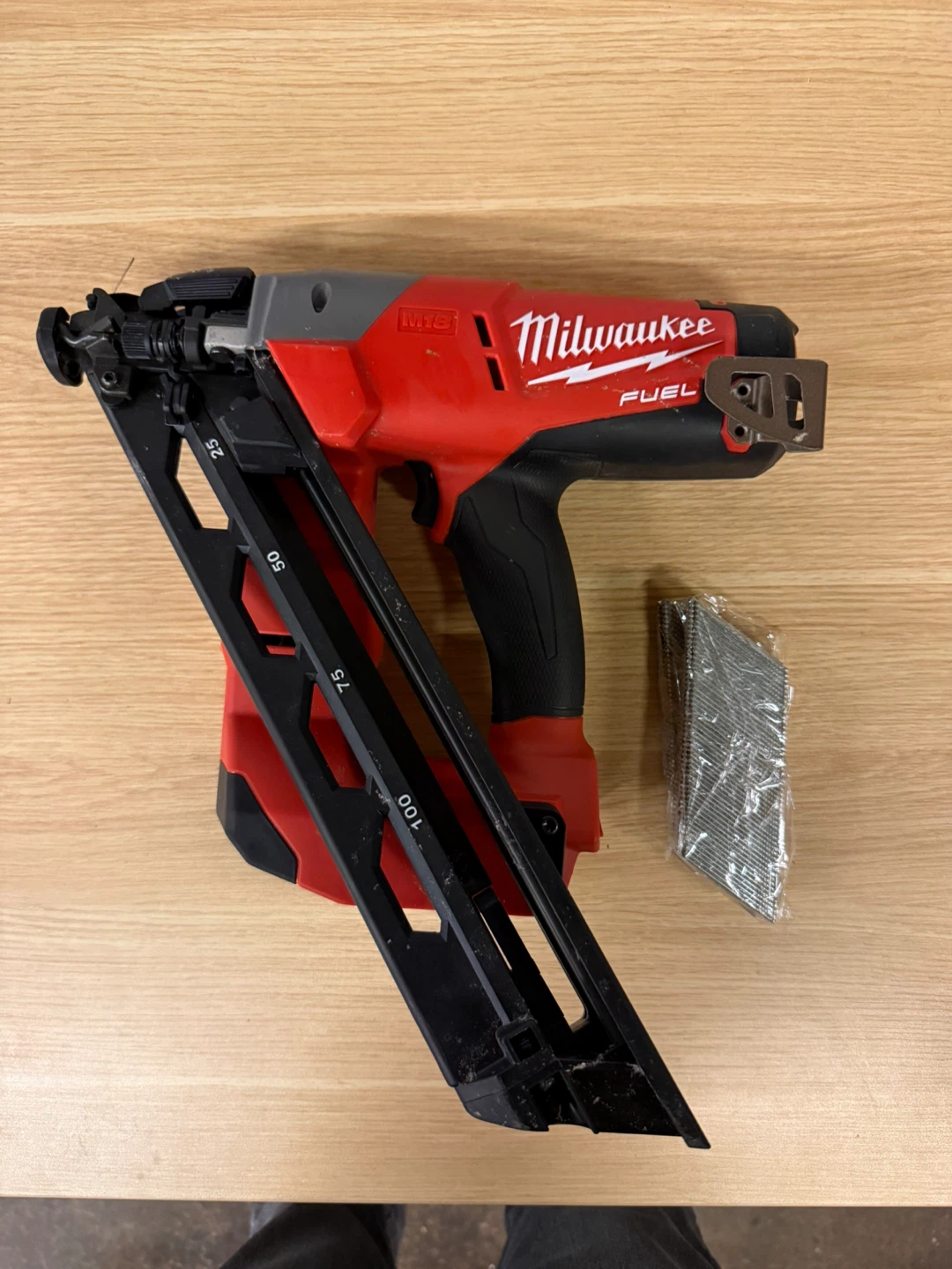 Milwaukee M18 FUEL 15ga Angled Finish Nailer (2743-20)