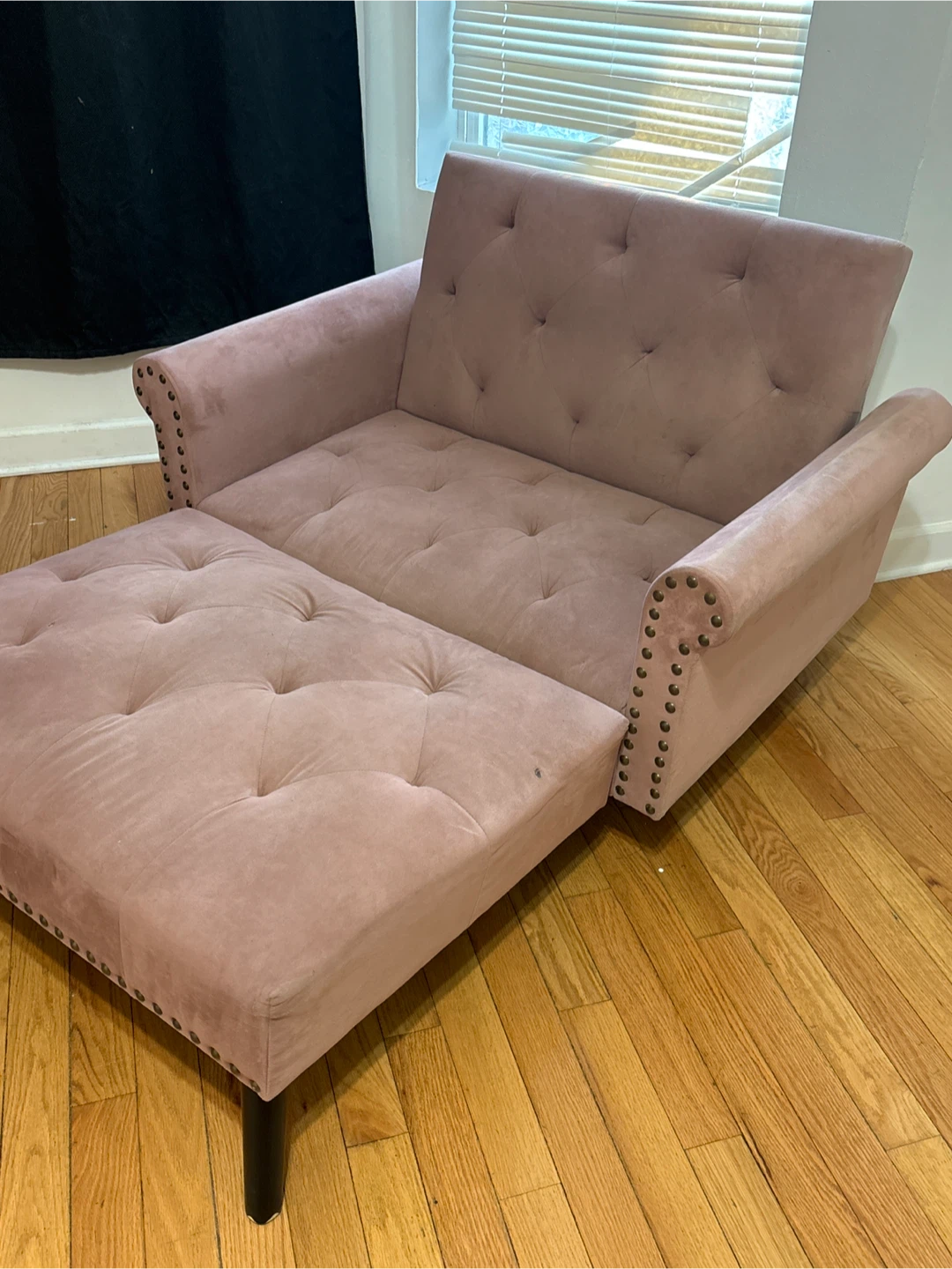 Pink rose chair used . Good condition. Garage pick up
