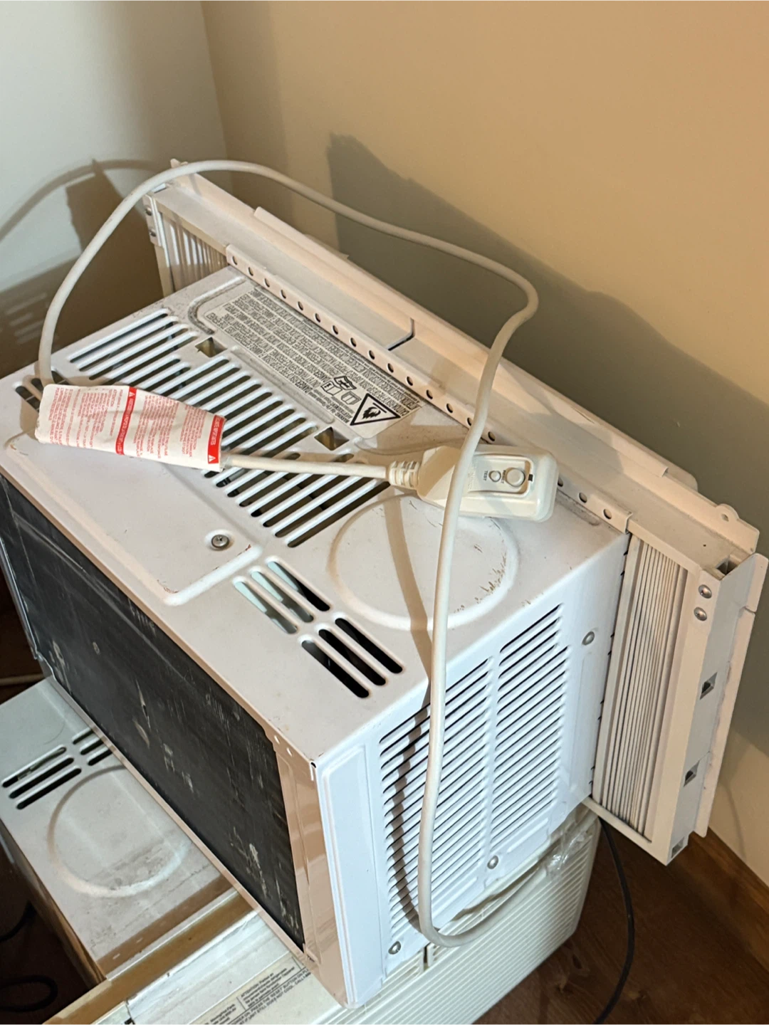 AmazonBasics Window Air Conditioner - photo 2