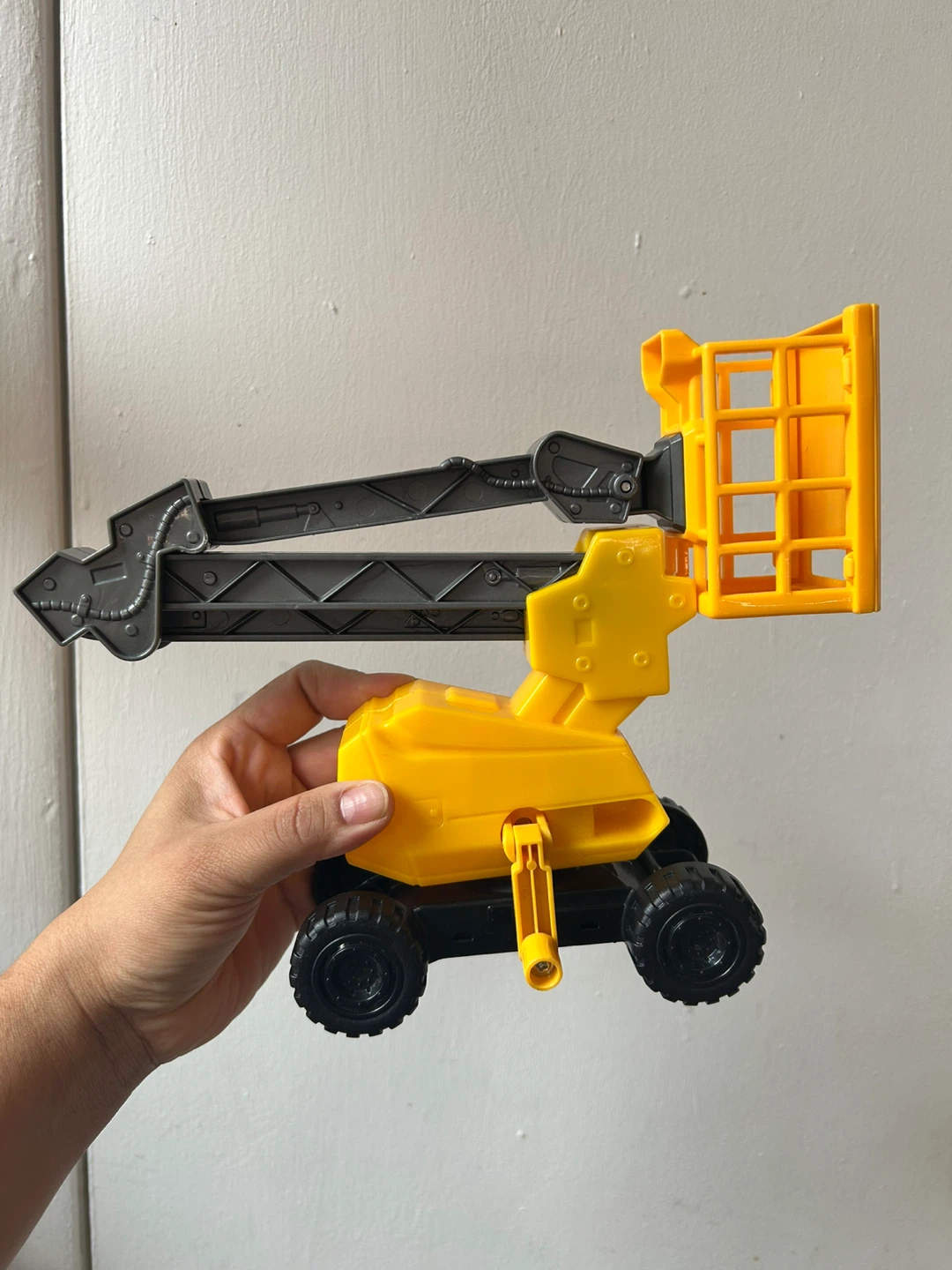 W toy goes up and Dow by hand toy