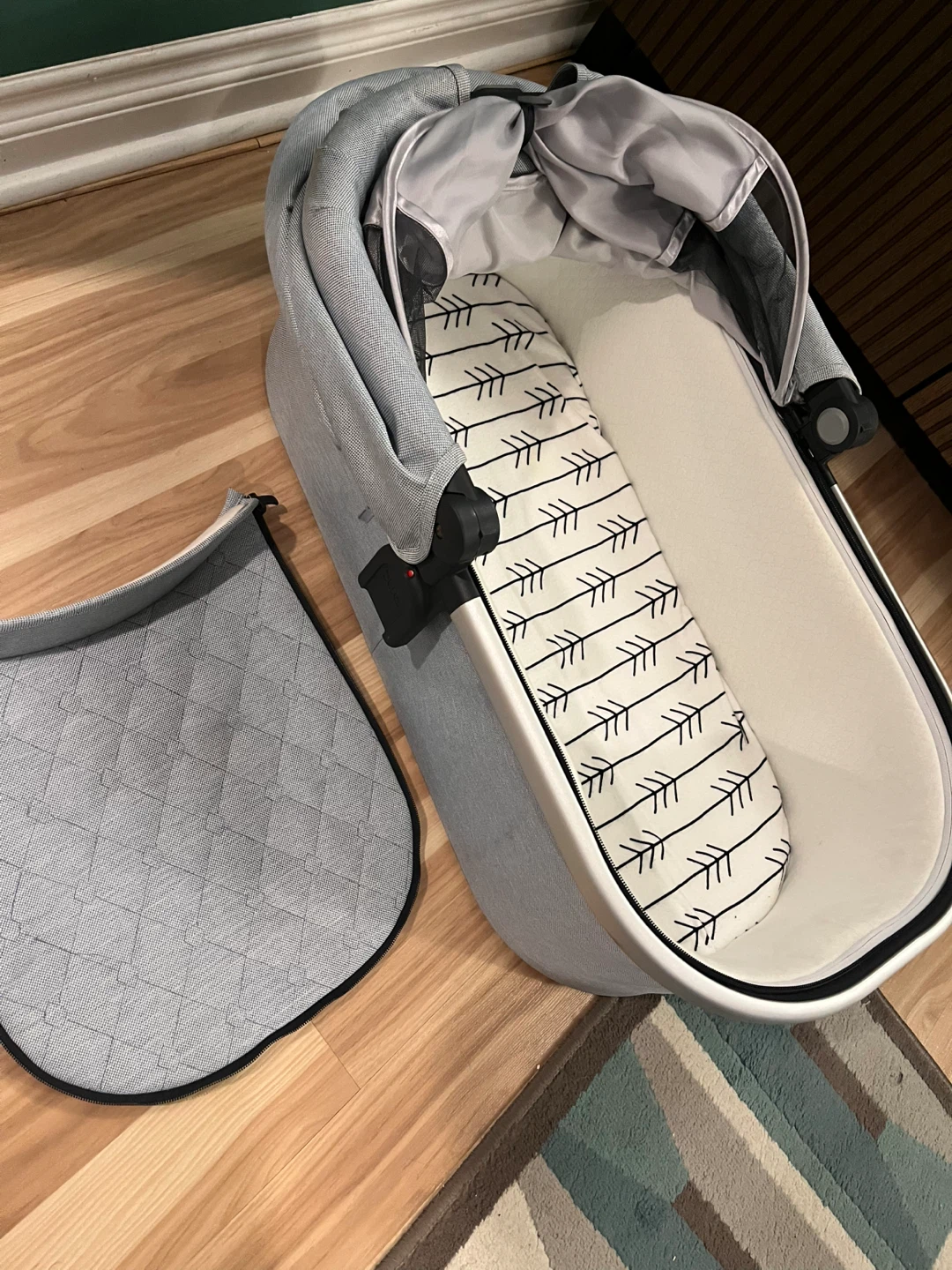 UPPAbaby Bassinet + Adapters - Excellent Condition! - photo 3