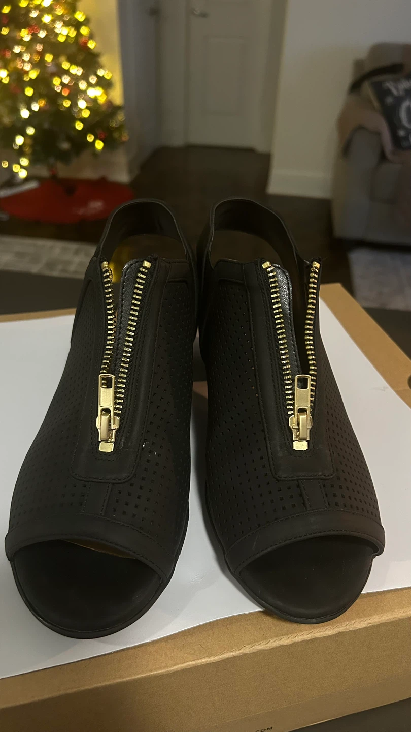 Comfort View  Black Leather Zip Up Sandals Size 7 - photo 4