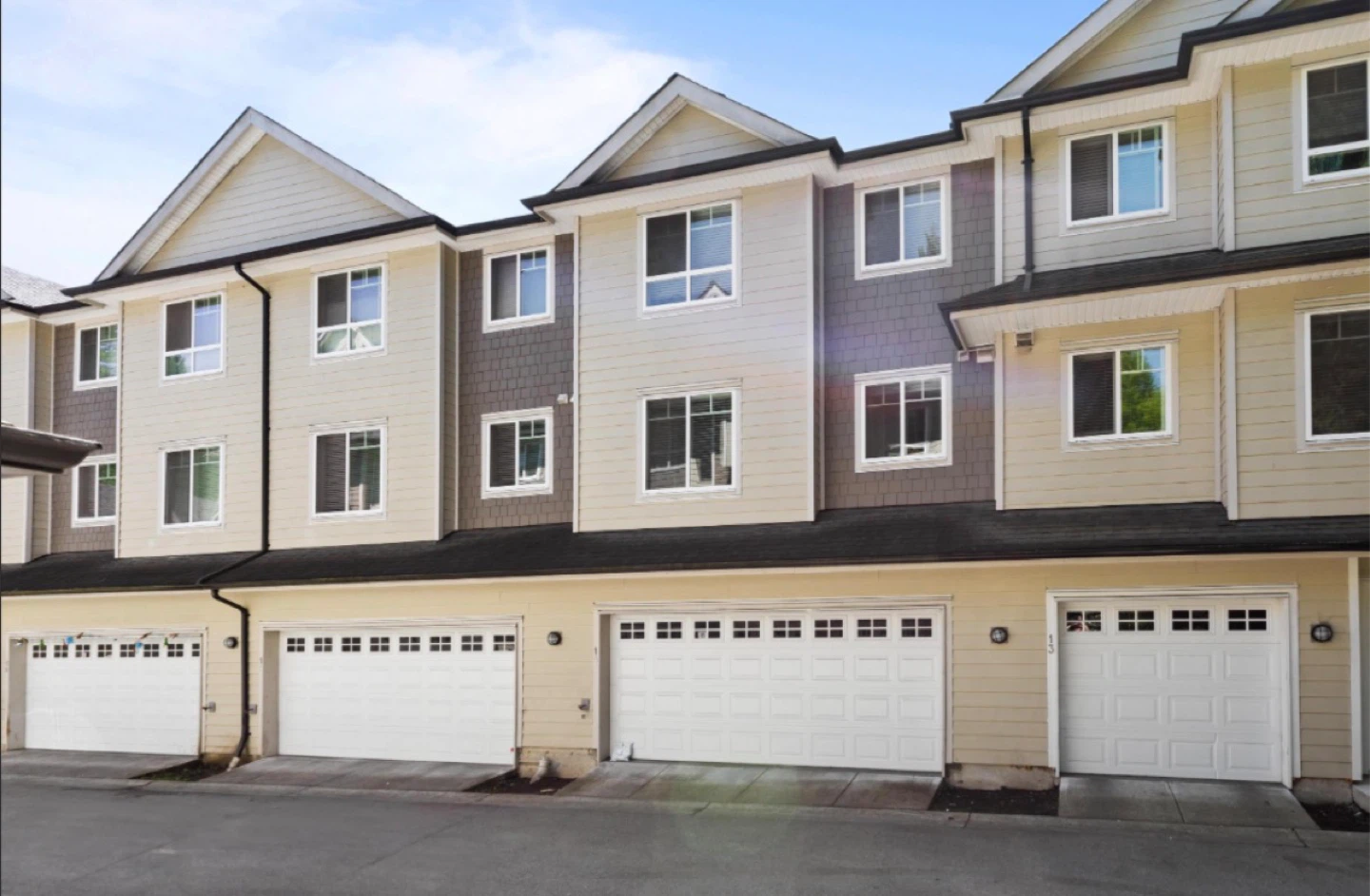 4 bedroom 4 washroom Townhouse for rent
