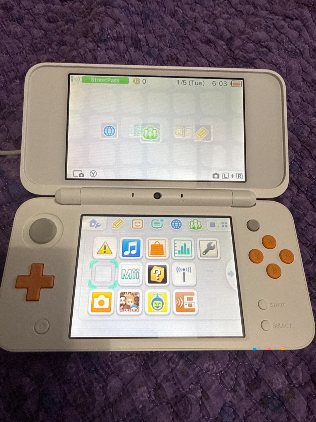 New Nintendo 2DS XL, 19 games, case, charger and more - photo 2