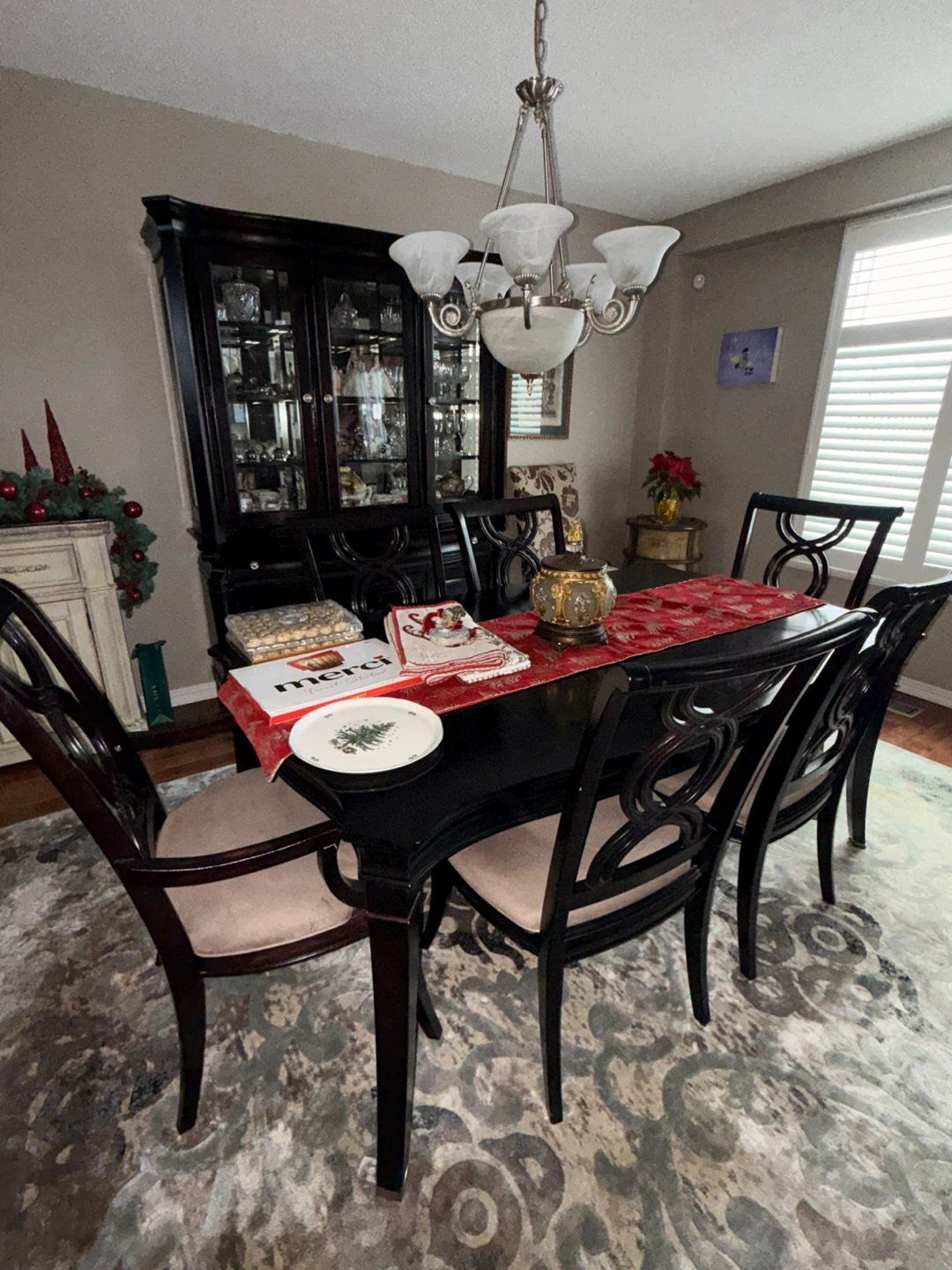 Dining table, 6 chairs and hutch 🧡