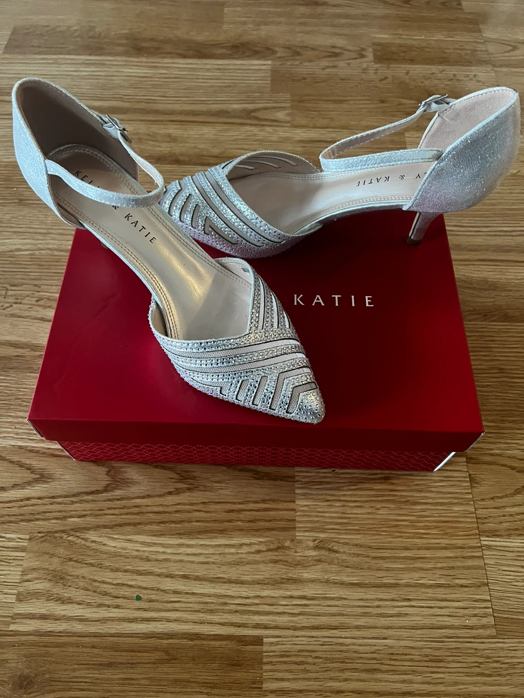 Kelly & Katie Silver Heels - Size 7 - photo 2