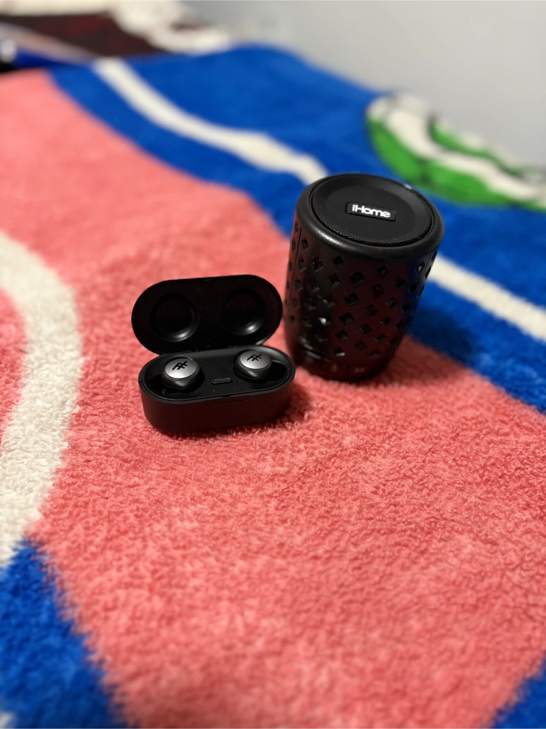 iHome Speaker & Wireless Earbuds