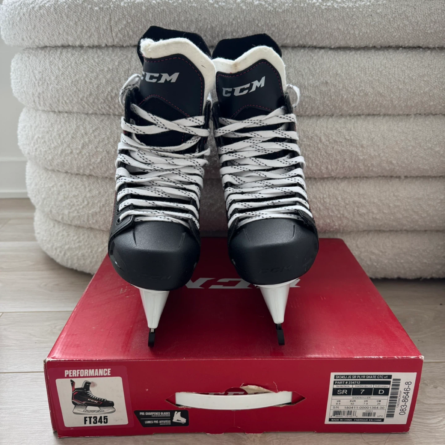 Ice Skate CCM size 8.5 with box - photo 2