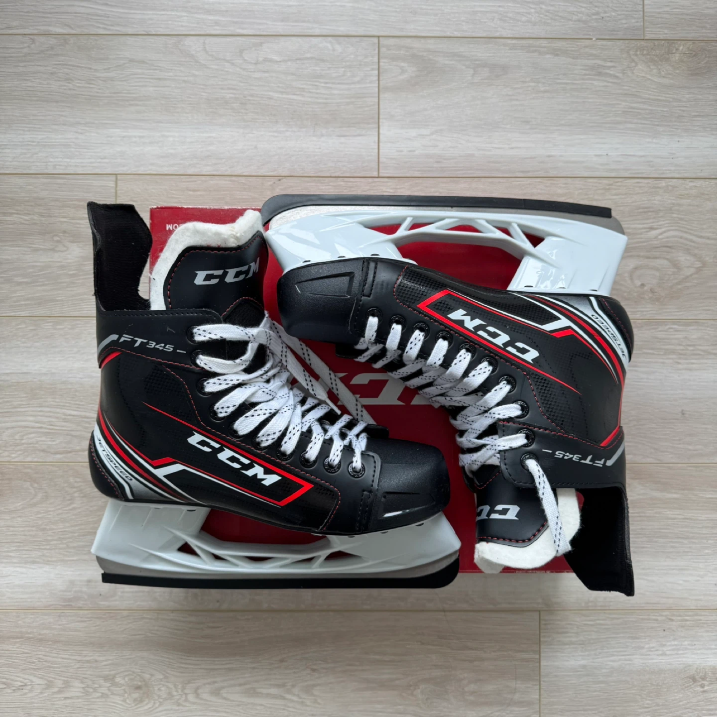 Ice Skate CCM size 8.5 with box