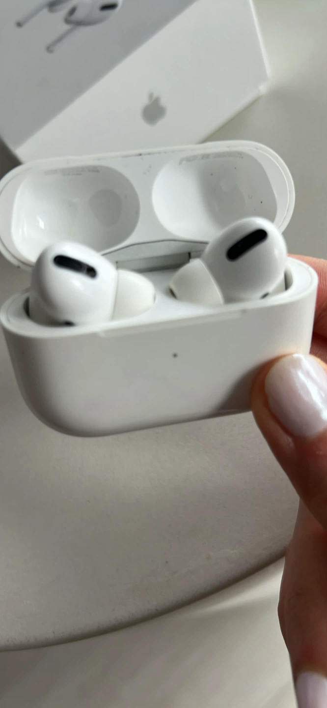 Apple AirPods Pro gen1 with Wireless Charging Case - photo 4