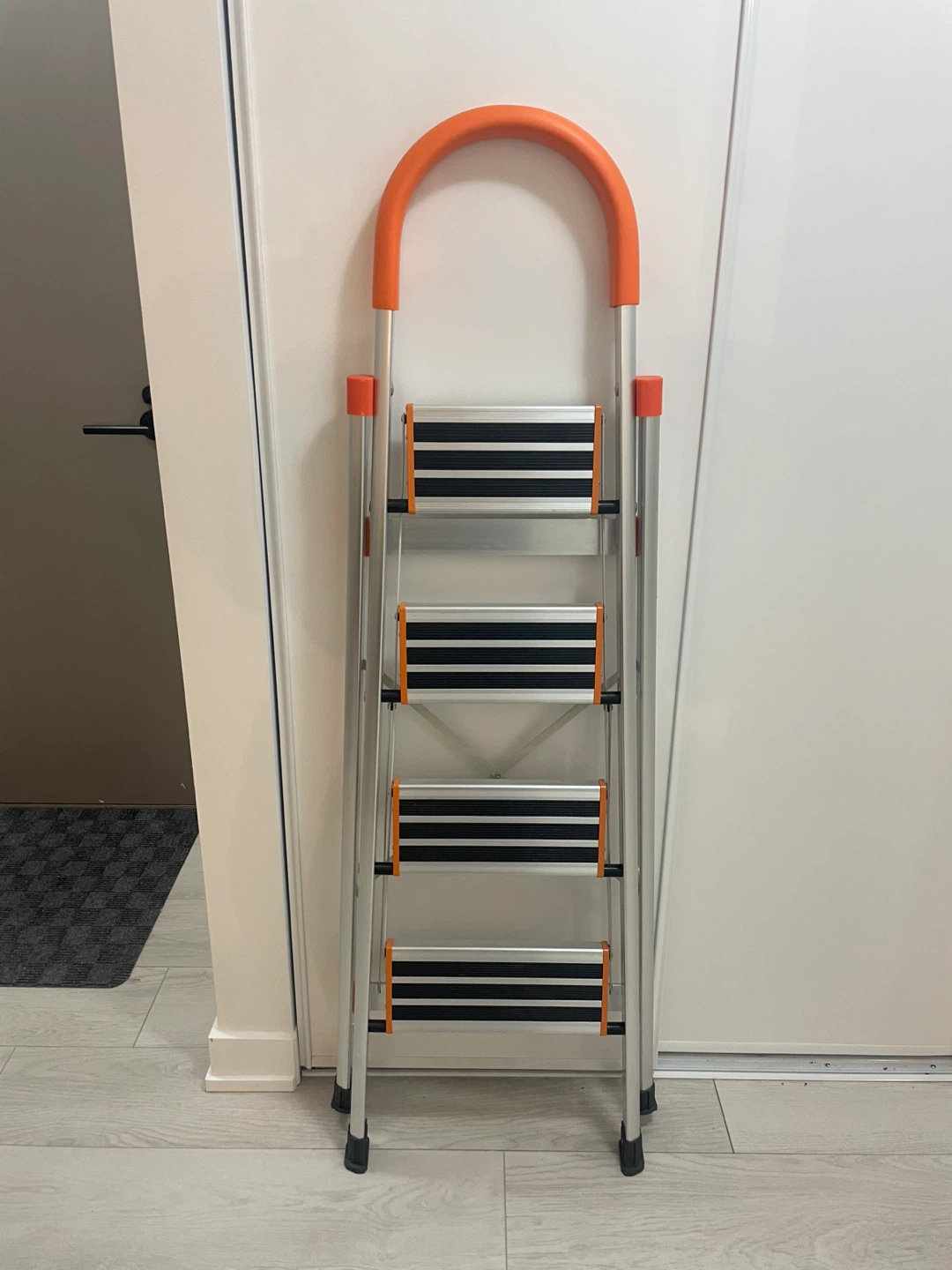 4-Step Ladder with Hand Grip - photo 2