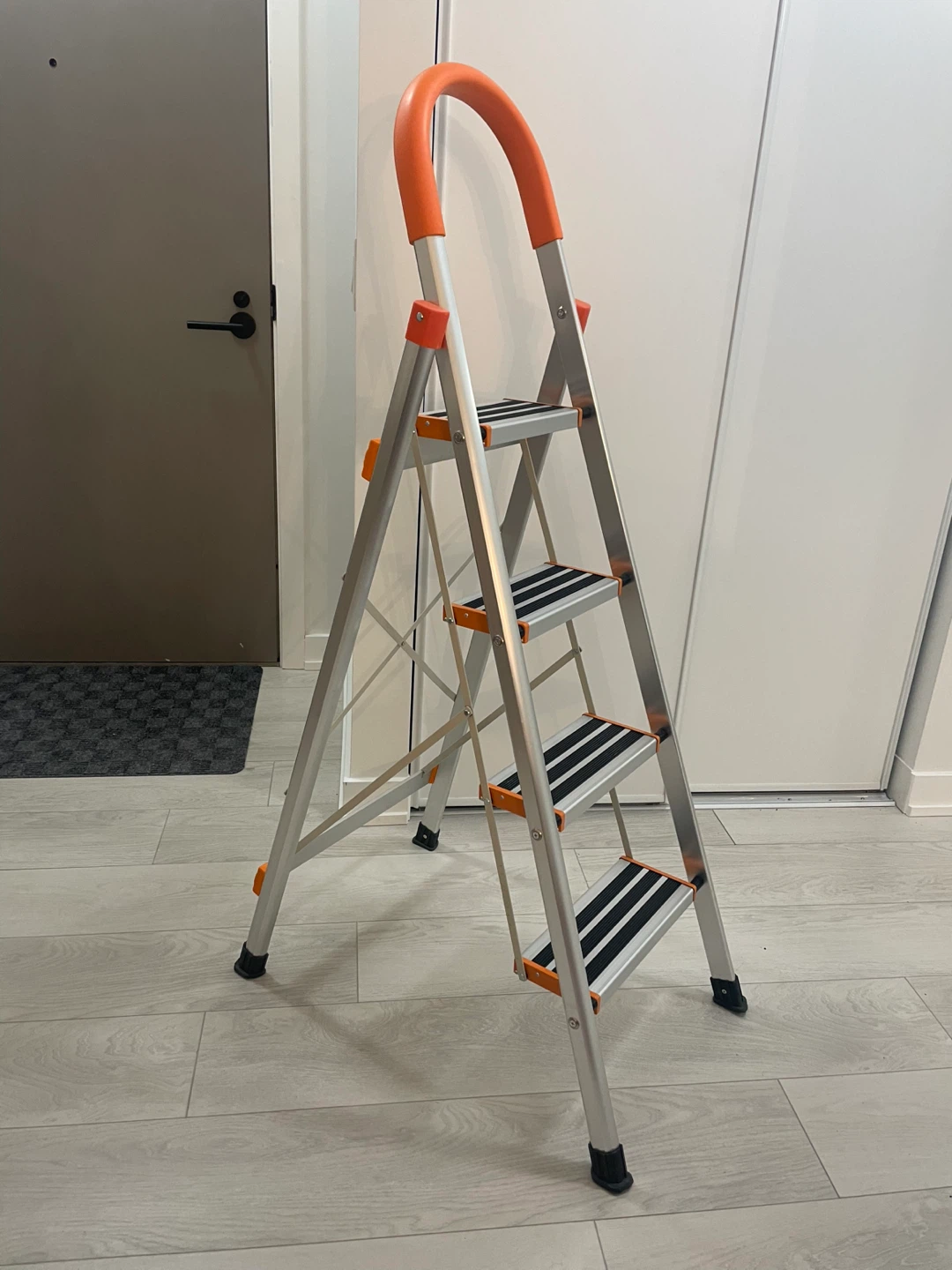 4-Step Ladder with Hand Grip