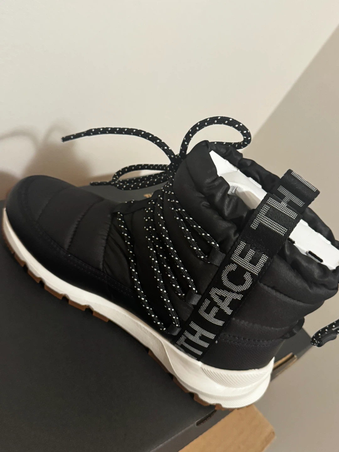 (NEW)The North Face Women's THERMOBALL Lace Up Waterproof Boots
