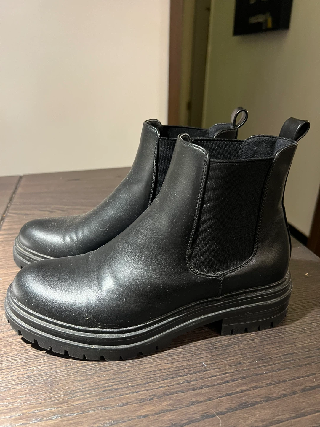 Steve Madden Black Leather Chelsea Boots - Size 7