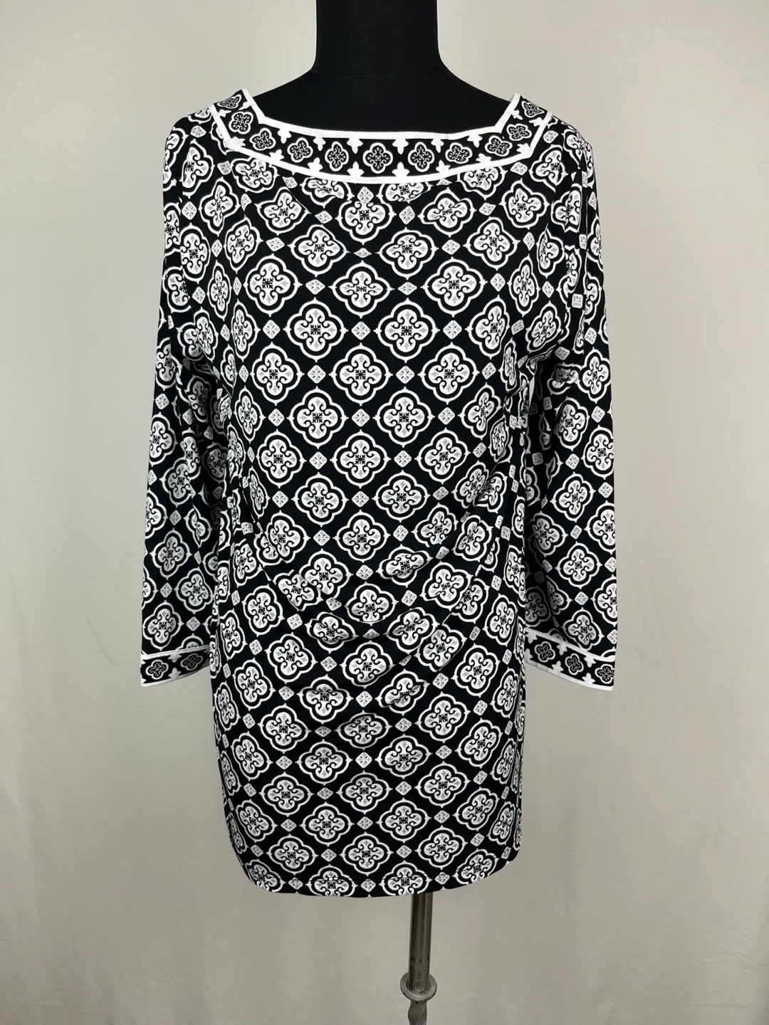 Magnolia Grace Black & White top Size M