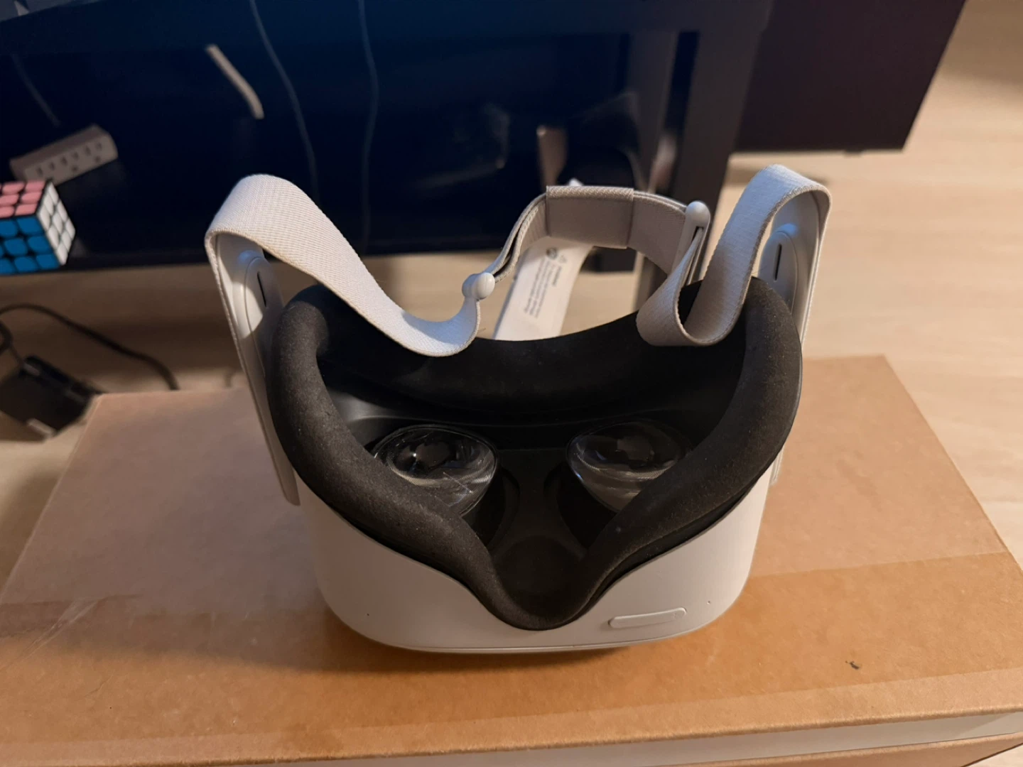 Oculus Quest 2 VR Headset - Like New! - photo 2