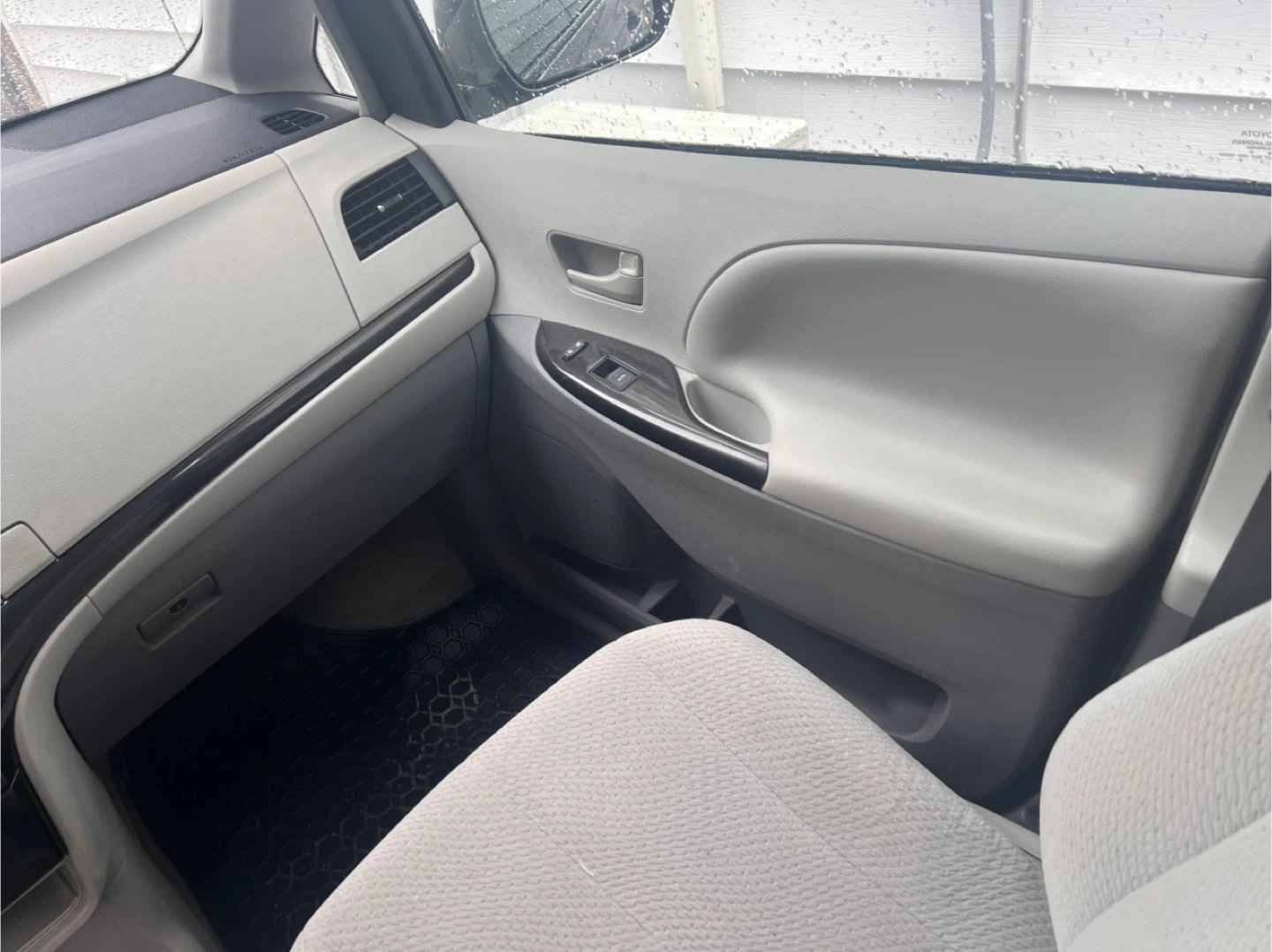 2012 Toyota Sienna LE - photo 4