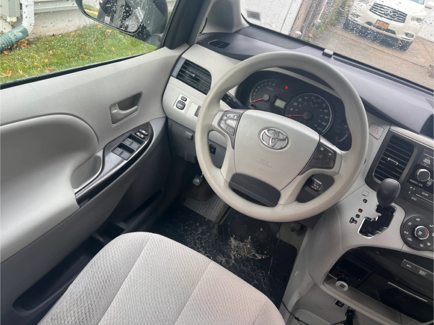 2012 Toyota Sienna LE - photo 3