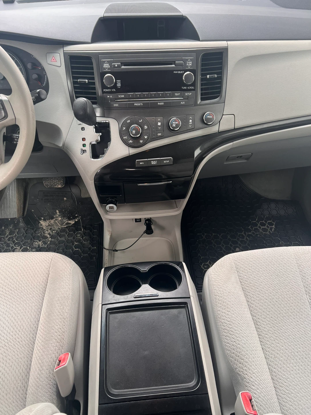 2012 Toyota Sienna LE - photo 5