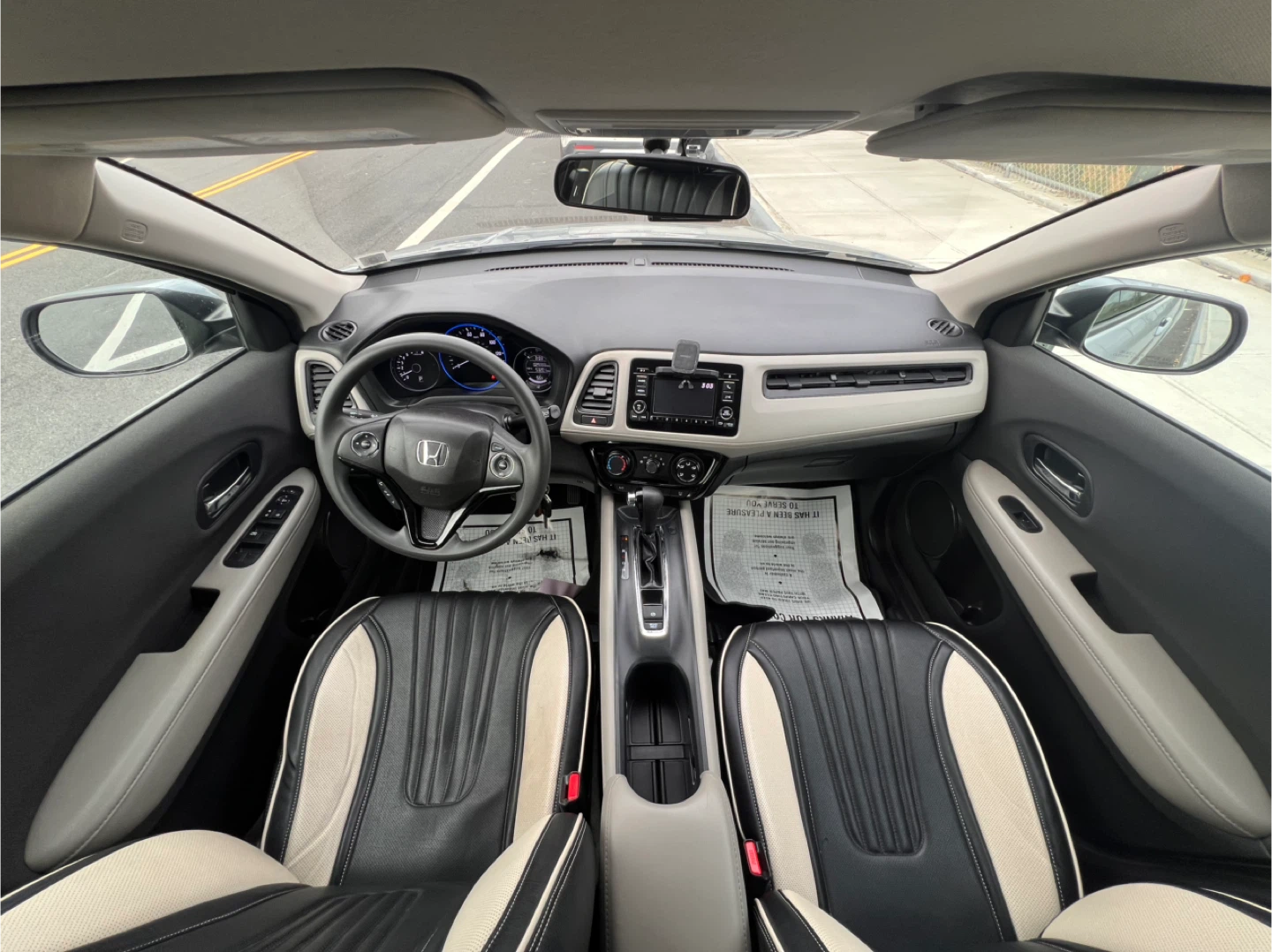 Honda HR-V Car Interior - photo 2