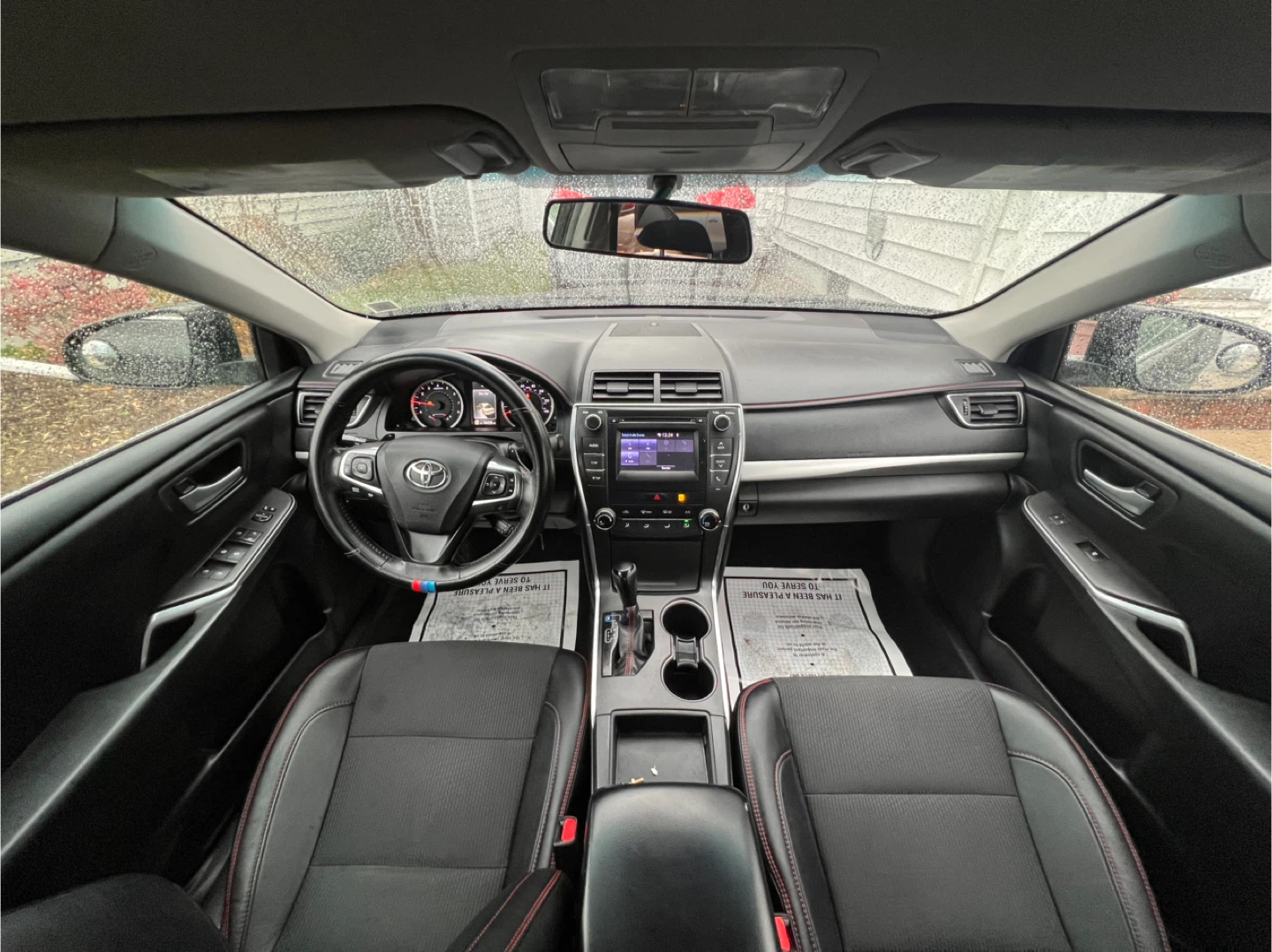 2017 Toyota Camry SE - photo 2