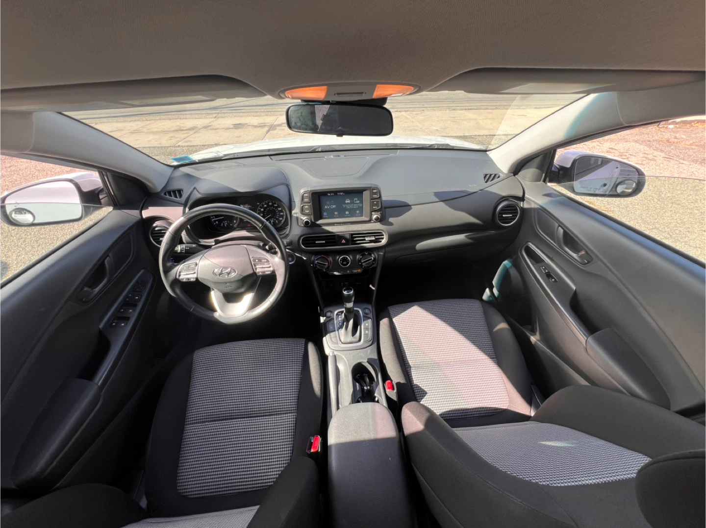 White Hyundai Kona - photo 2