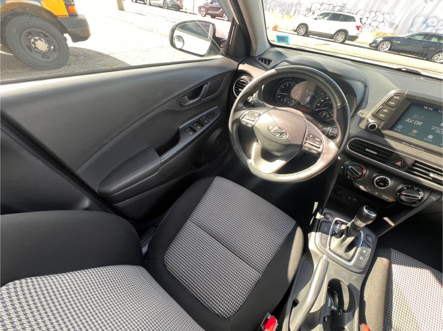 White Hyundai Kona - photo 3