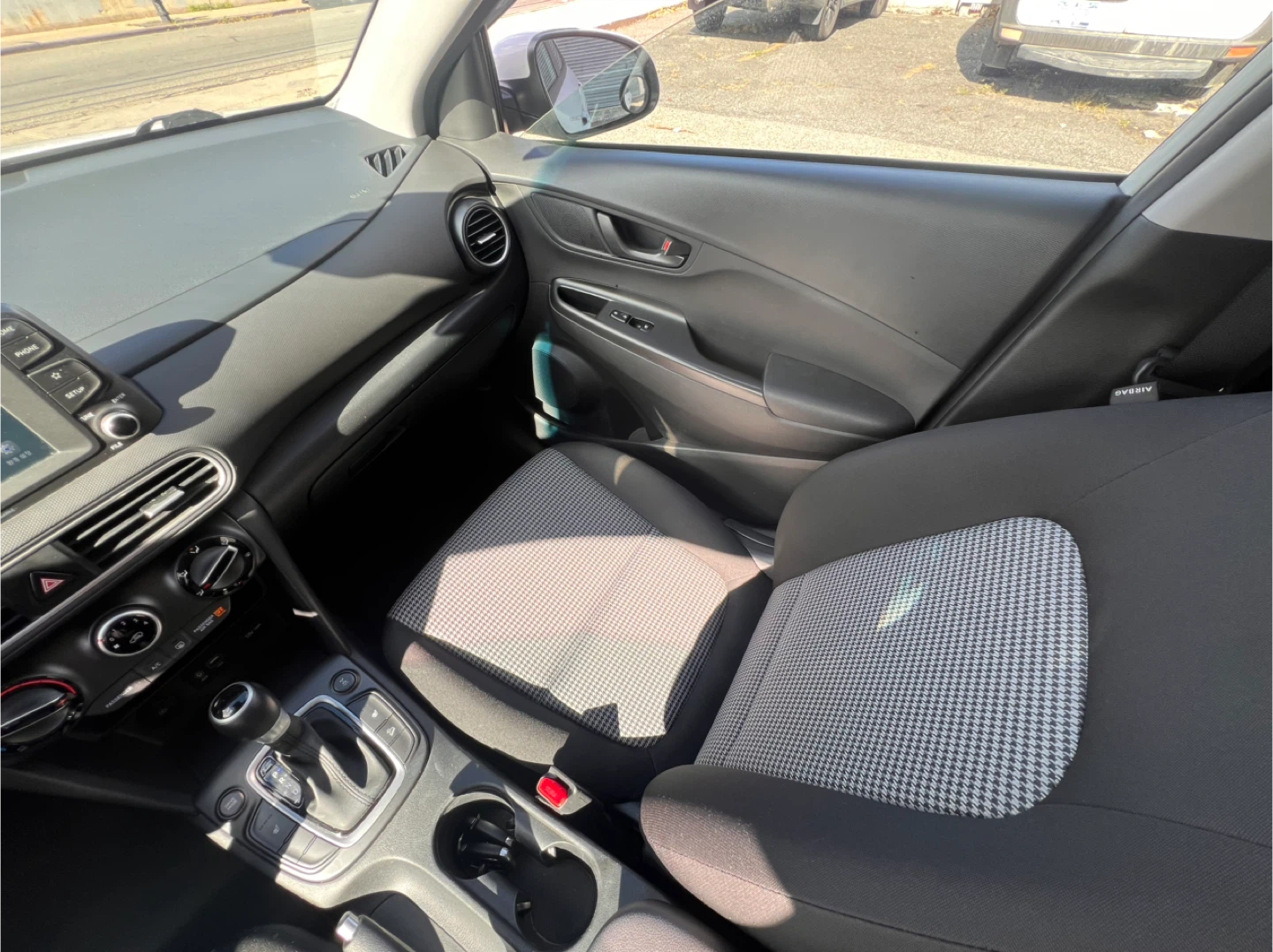 White Hyundai Kona - photo 4