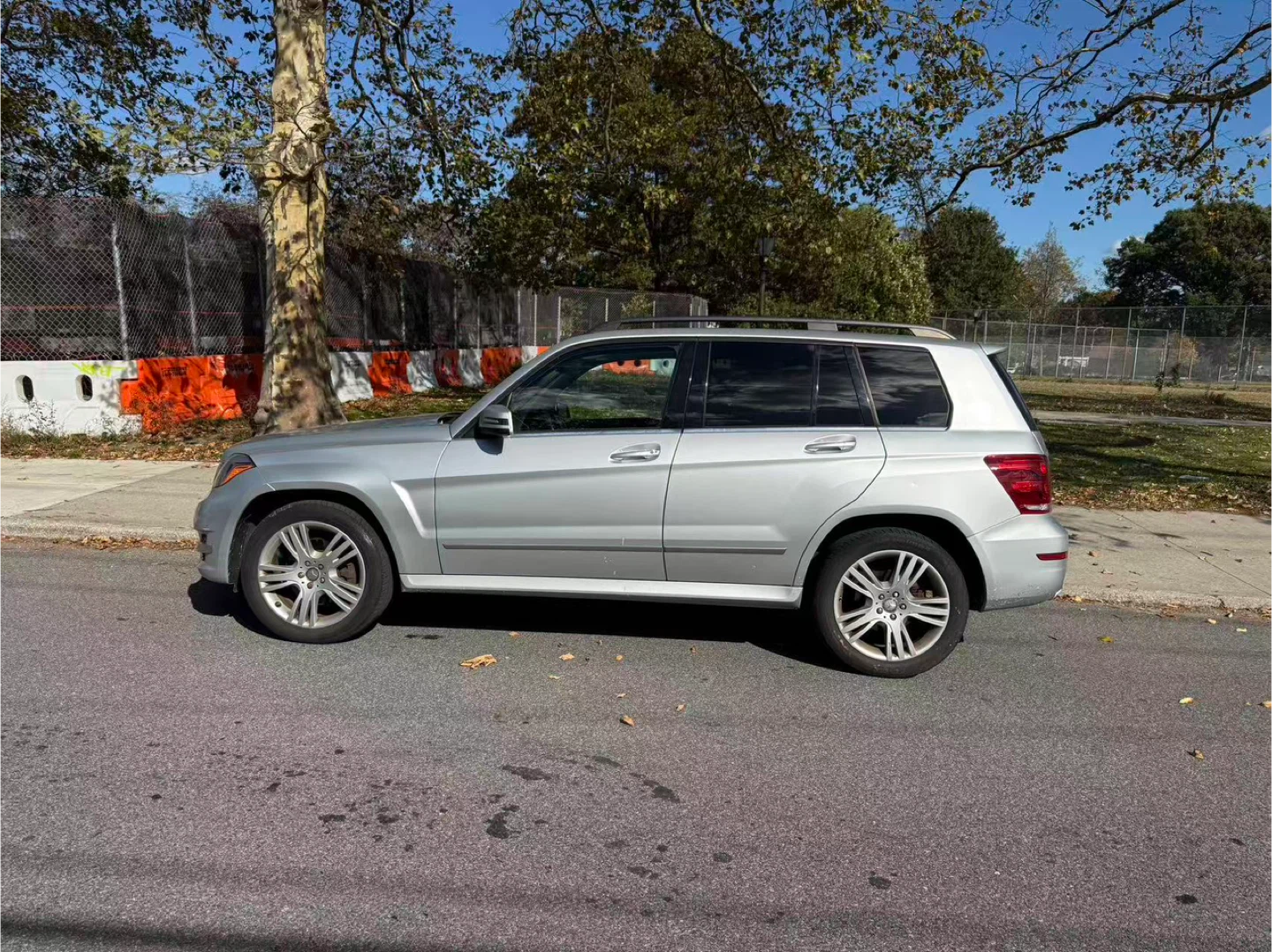 Mercedes-Benz GLK350 Silver SUV - photo 5