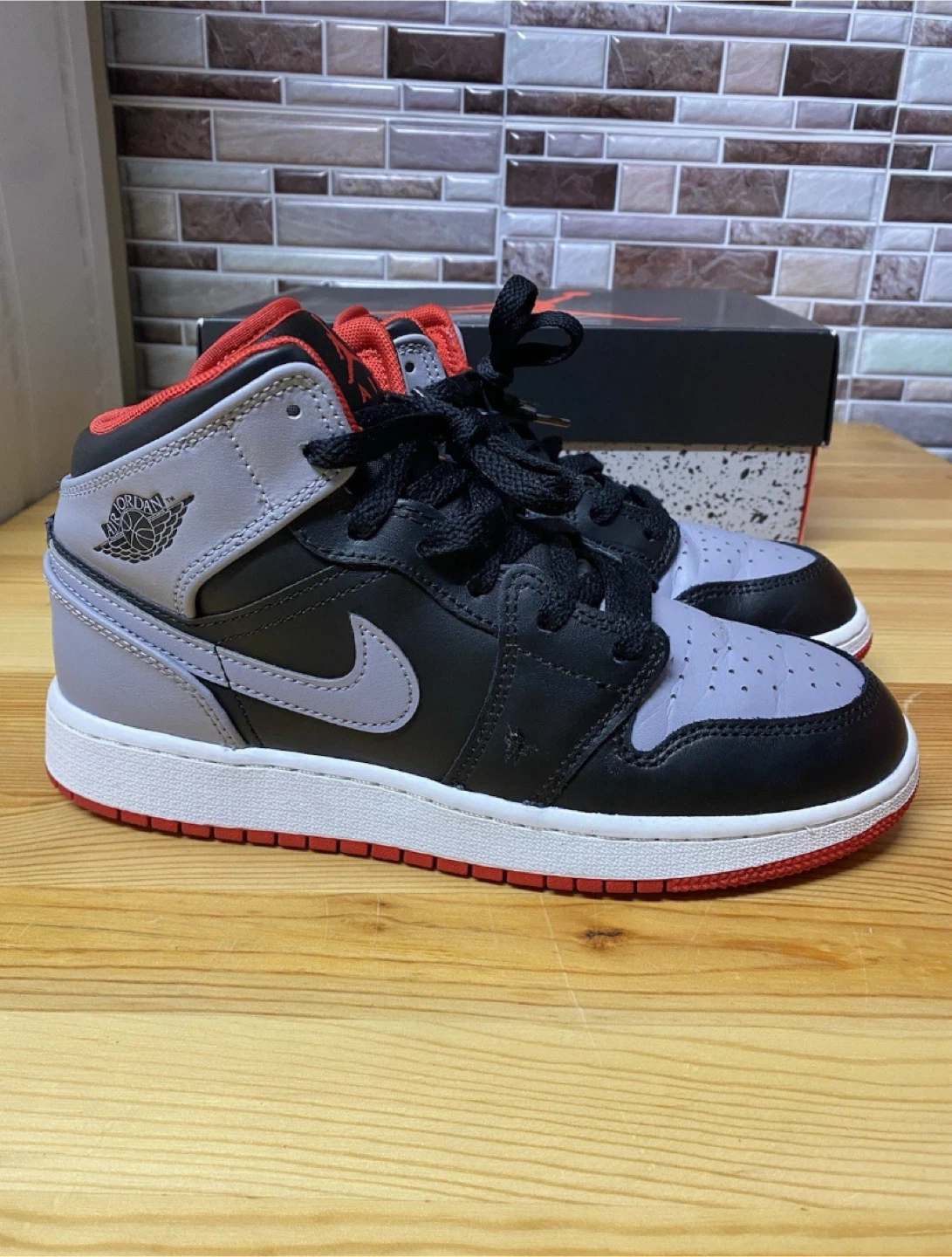 Air Jordan 1 Mid Bred Shadow- Size 5.5Y - photo 2