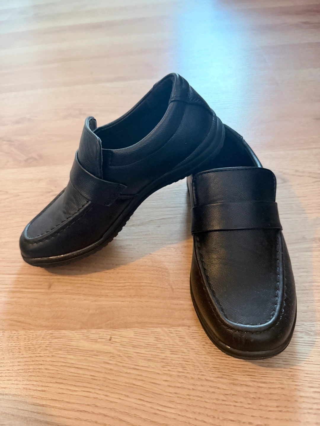 Boys Black Leather Loafers- size 1🧡