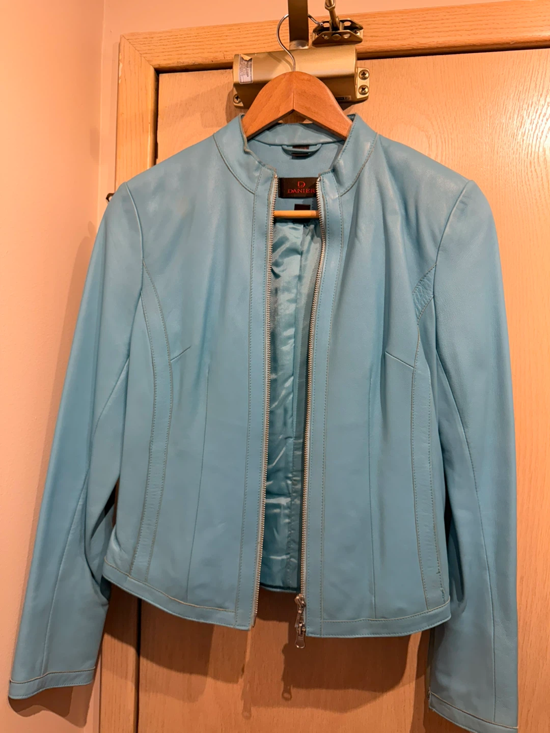 Danier Leather Jacket - Size P (4-6)🏆