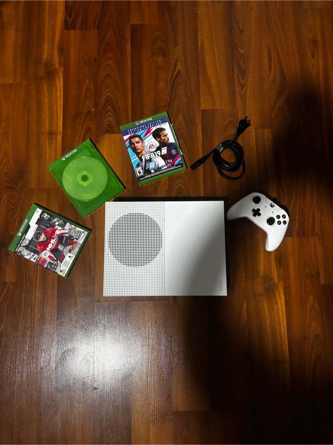 Xbox One S 500GB + 4 Games
