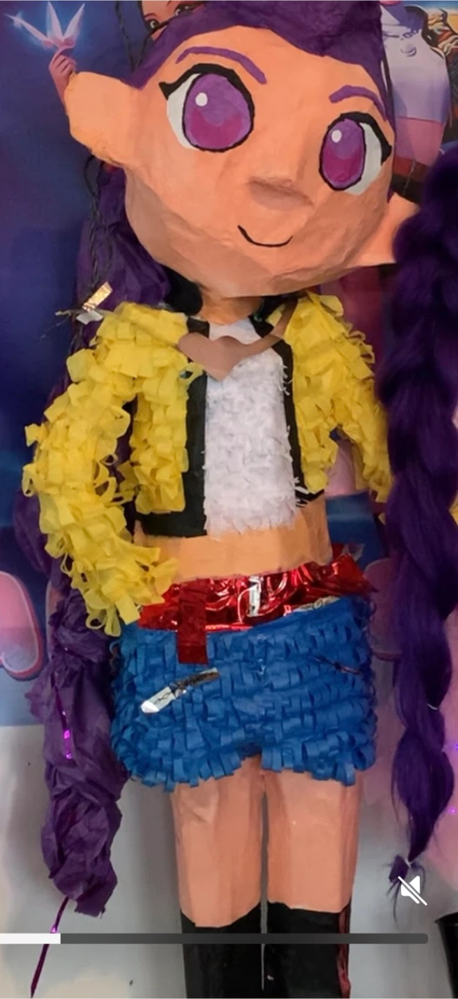 Piñata K-Pop Rumi, party decorations and purple hair