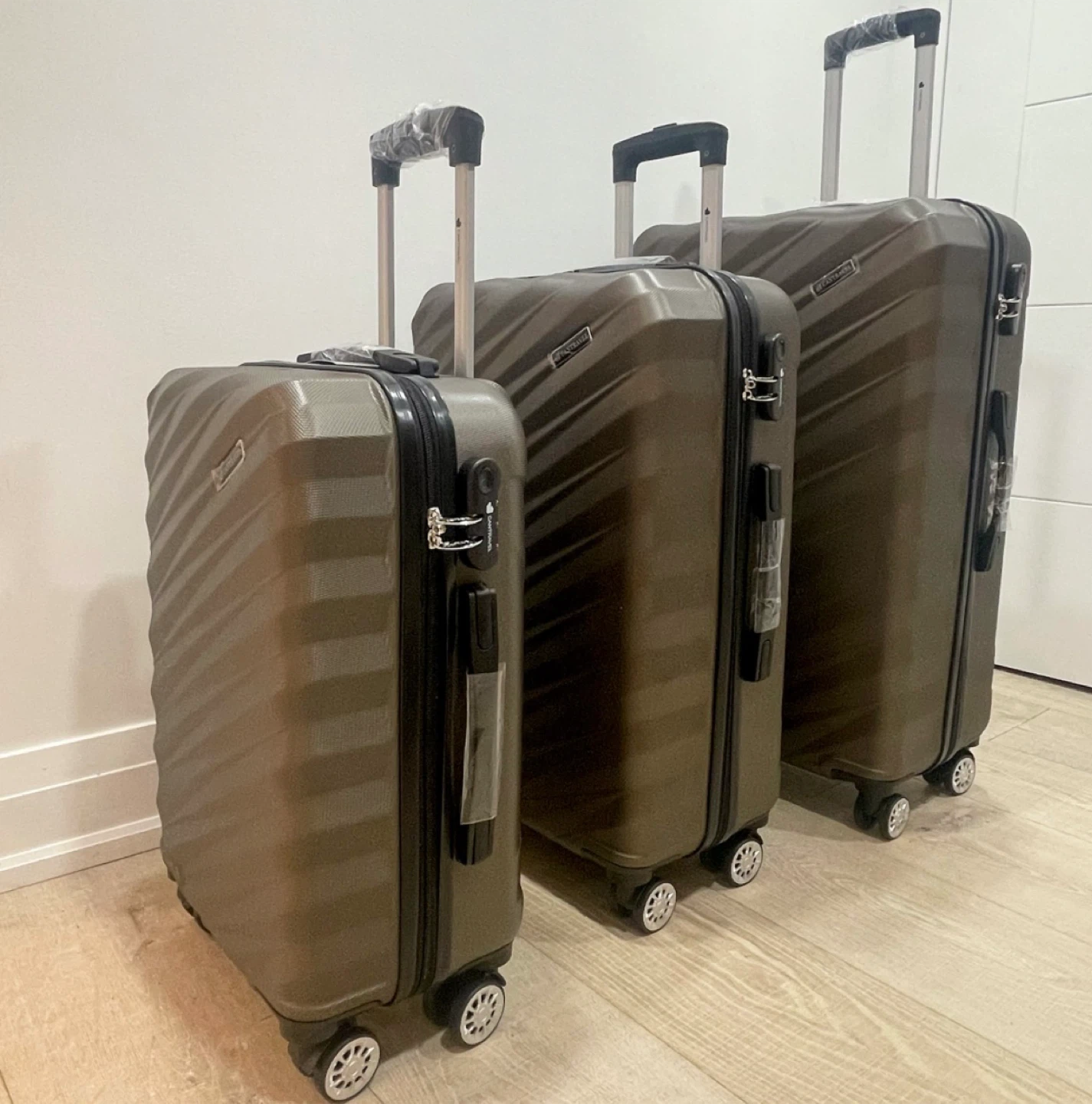 Brand New Espresso Suitcase Luggage Set - 3 Piece (20”/24”/28”)