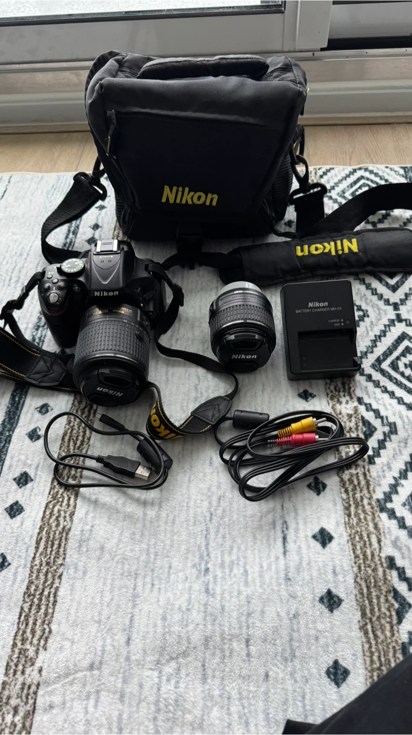📸 Nikon D5200 DSLR Camera + 2 Lenses + Memory Card