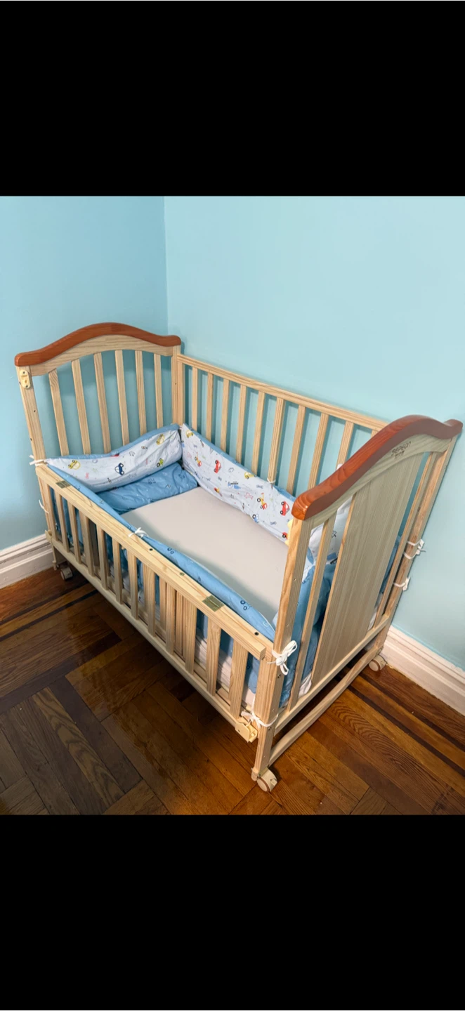Wooden Baby Crib with opening panel and bedding included - photo 4